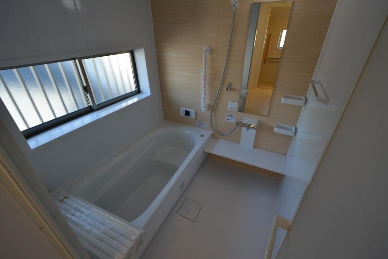 Bathroom. 1 Building unit bus