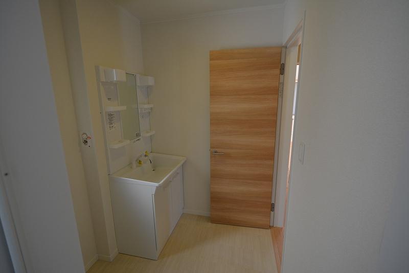 Wash basin, toilet. Building 2 Bathroom vanity