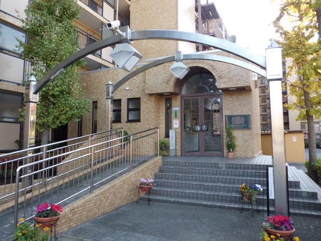 Entrance. Common areas