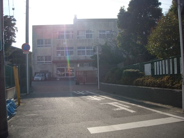 Primary school. 90m until the Municipal South Niihama Elementary School (elementary school)