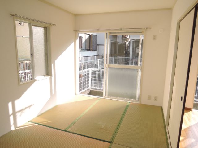 Living and room. Japanese-style room also bright Because the corner room is a two-sided lighting