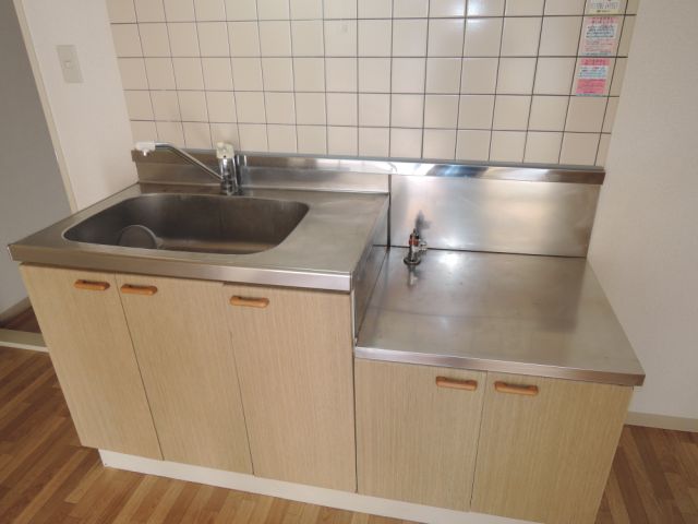 Kitchen. Gas stove can be installed