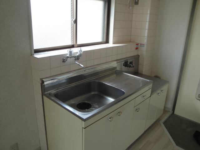 Kitchen. Gas stove can be installed. 