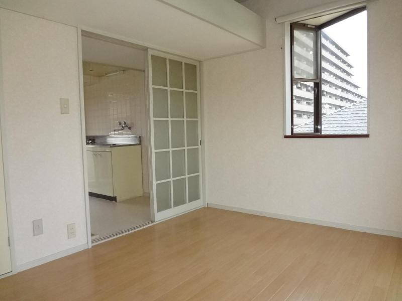 Living and room. Western-style with a loft. Also with bay window. 