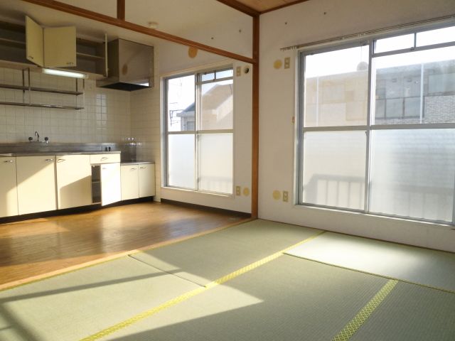 Living and room. Since the dining and Japanese-style room are connected, You can use widely