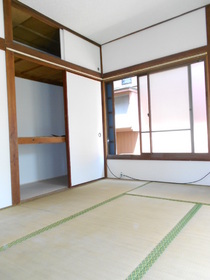 Living and room. There is also a storage capacity in a closet ☆