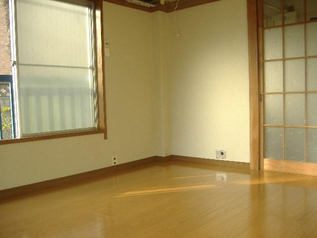 Living and room. Photo at the time of Japanese-style room. Western-style is now.