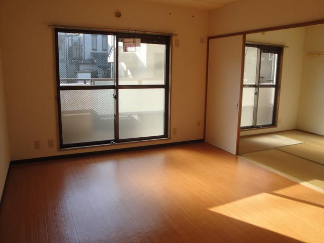 Living and room. It has spacious and sunny ☆