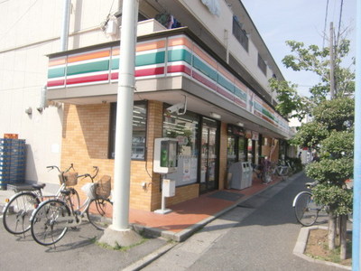 Convenience store. 440m to Seven-Eleven (convenience store)