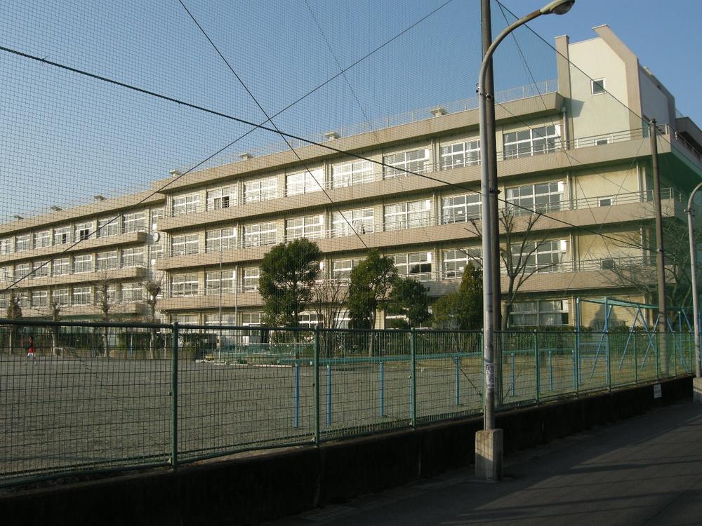 Junior high school. 1300m to Ichikawa eighth Junior High School