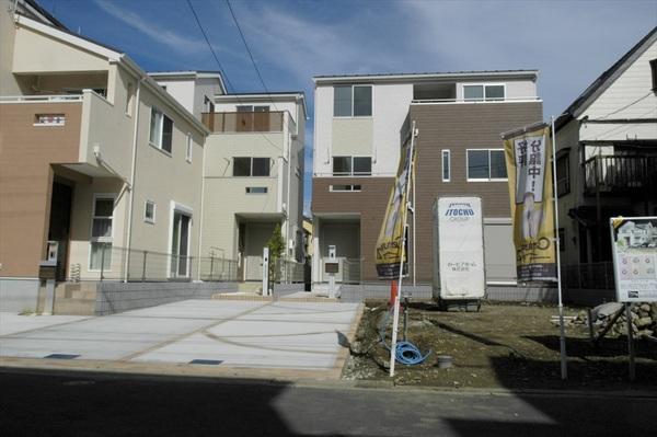 Local land photo. It is a quiet residential area. 