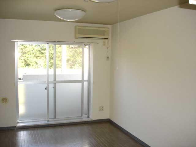 Living and room. It is air-conditioned