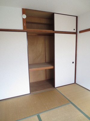 Receipt. All rooms are with storage. Closet of the Japanese-style room is also equipped with upper closet.