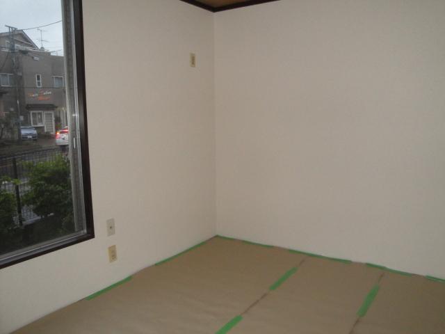 Other room space. It is a Japanese-style room settle