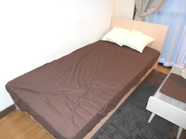 Living and room. It is Rakuchin so do not have to carry the bed