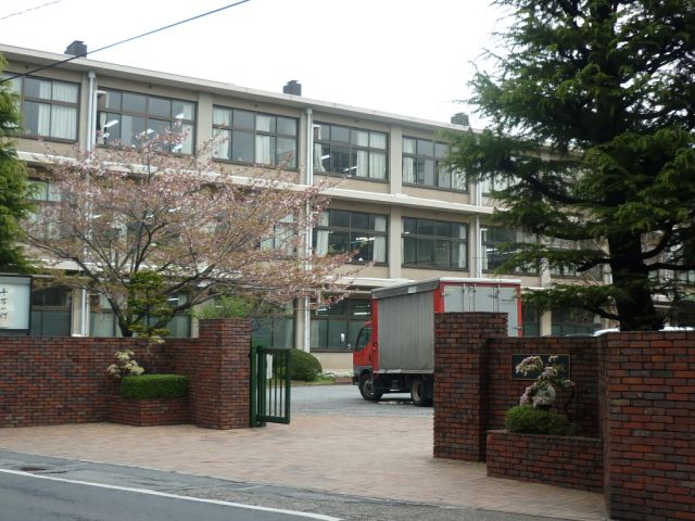 Junior high school. Private Kokufudai Joshigakuin junior high school section 300m to (junior high school)