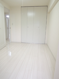 Living and room.  ☆ It is a bright room with white floor ☆