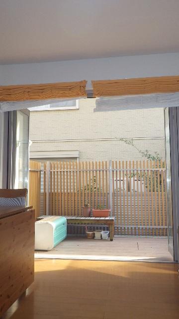 Living. By the total open sash mounting, Simultaneous available of living and wood deck