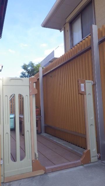 Entrance. Because of the resin wood deck, Maintenance Easy