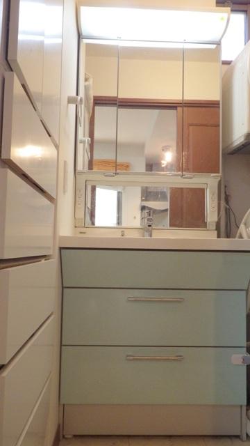 Wash basin, toilet. Full flat face-to-face kitchen