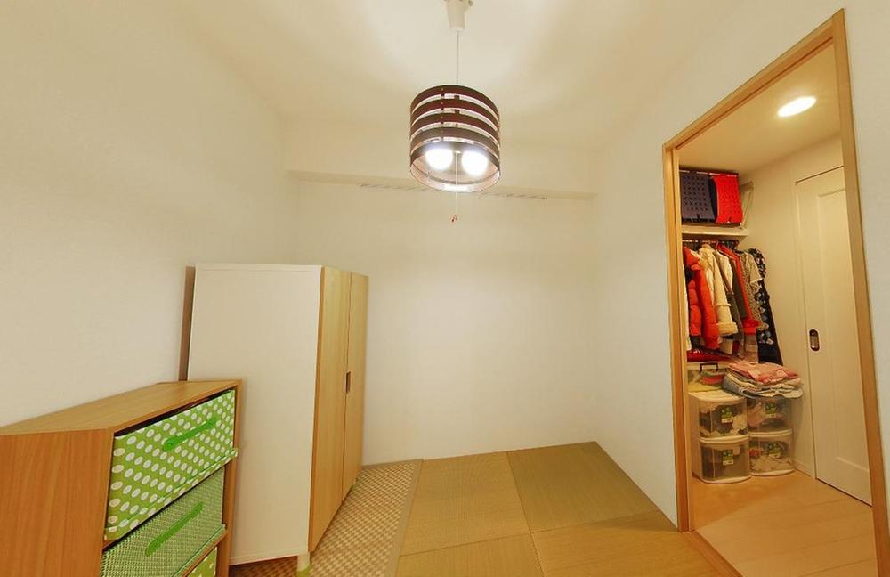 Non-living room. Ata Japanese-style big walk-in closet with