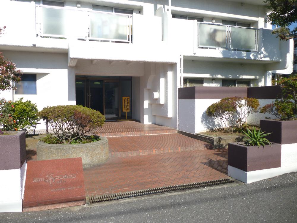 Entrance. Common areas