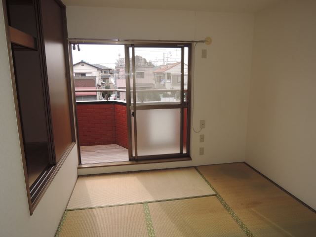 Living and room. There is also a tatami rooms