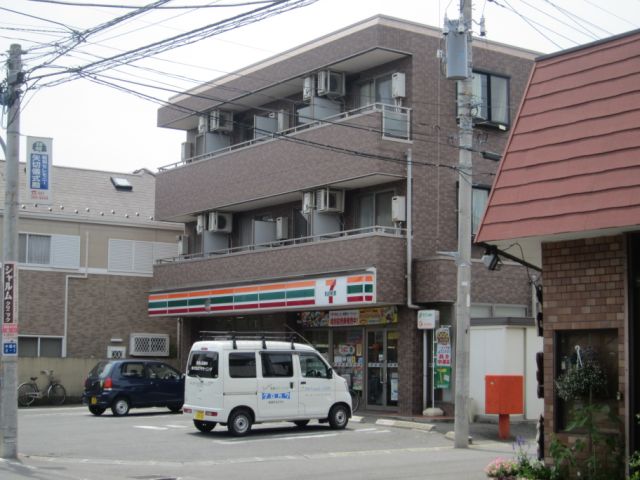 Convenience store. 300m to Seven-Eleven (convenience store)