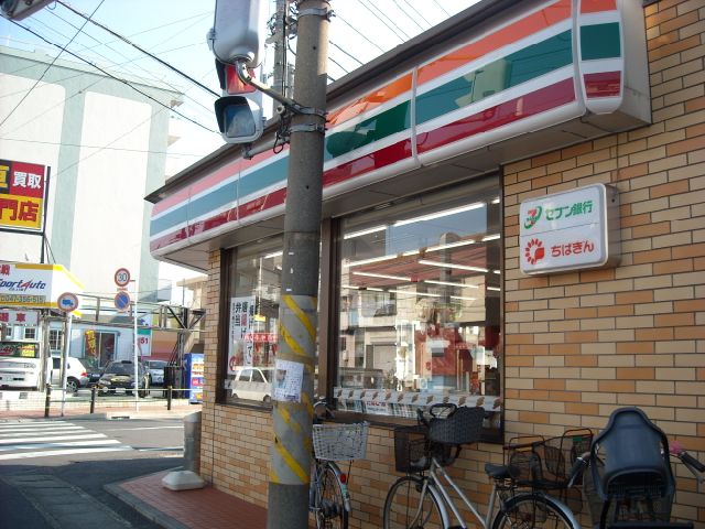 Convenience store. 300m to Seven-Eleven (convenience store)