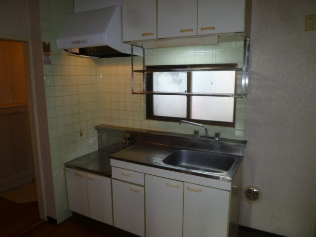 Kitchen. Two-burner stove can be installed