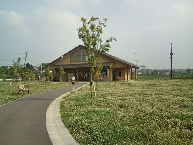 Streets around. There is close to Ogashiwa regulating pond is a leafy residential area. holiday, It is good to go out for a walk and children and play Summer is also recommended citizen pool in the near!