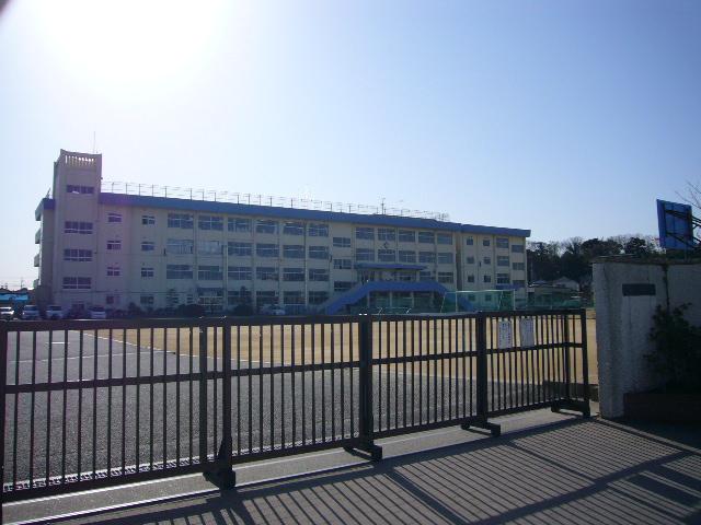 Junior high school. 960m until Ichikawa Municipal Shimokaizuka junior high school