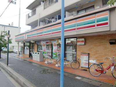 Convenience store. 150m to Seven-Eleven (convenience store)