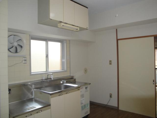 Kitchen. Also spacious around the kitchen