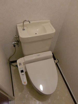 Toilet. Washlet is also equipped.