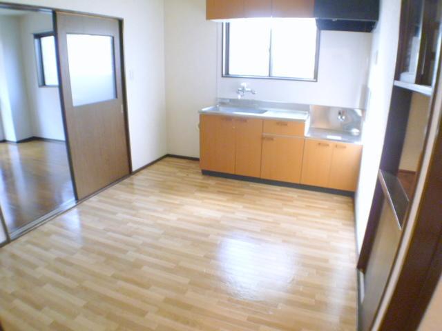 Kitchen. 2-neck is a gas stove can be installed.