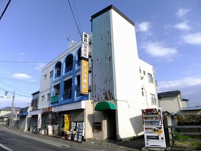 Building appearance. Southeast of the property facing the road