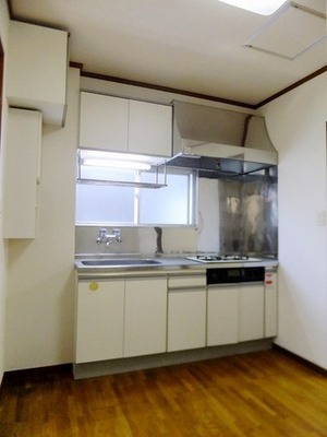 Kitchen. Bright with window Kitchen. 2-neck is a gas stove in the kitchen