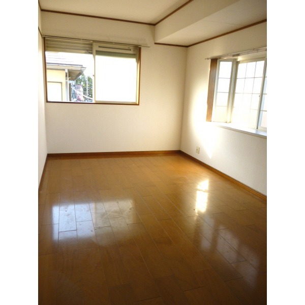 Living and room. Second floor Western-style room is with a bay window