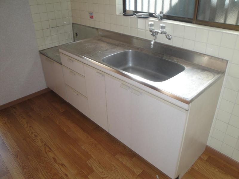 Kitchen. Gas stove is can be installed in the kitchen