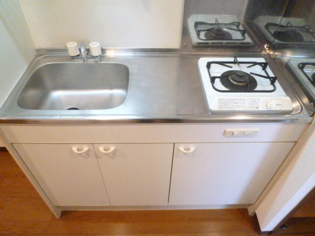 Kitchen. 1-neck is with a stove