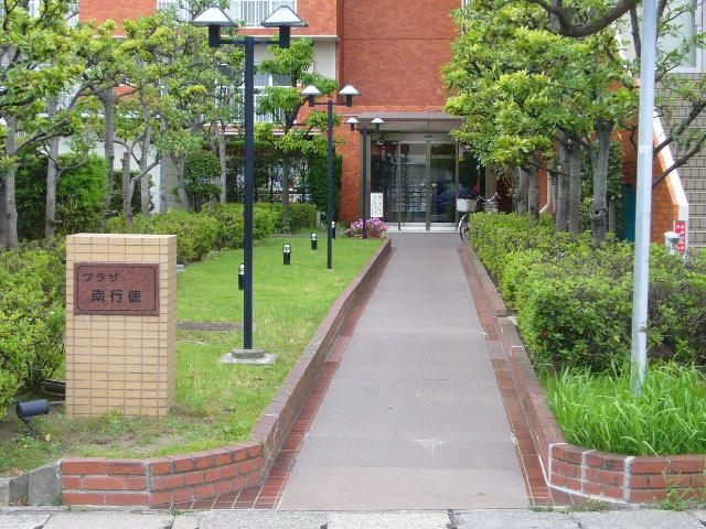 Entrance. Approach to the entrance is green is rich.