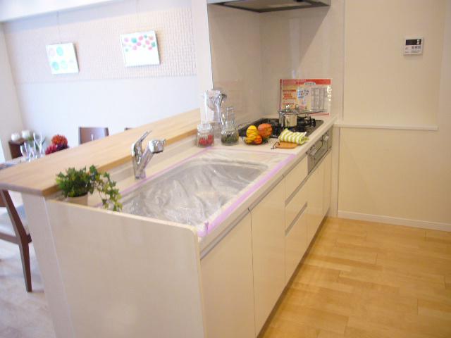 Kitchen. Easy-to-use wide sink.