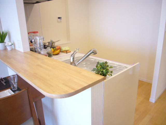 Kitchen. It is with a kitchen open-minded counter.
