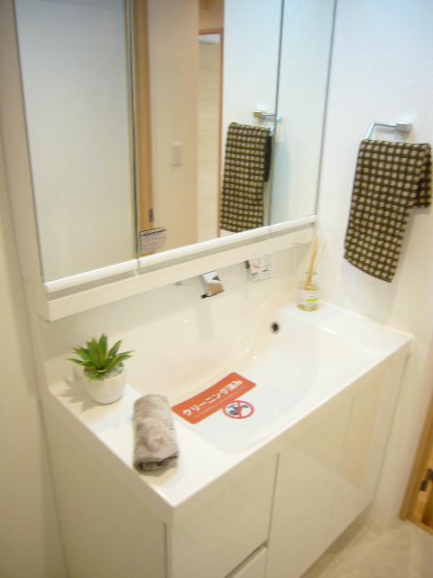 Wash basin, toilet. New exchange Greeted refreshing the beginning of the day.