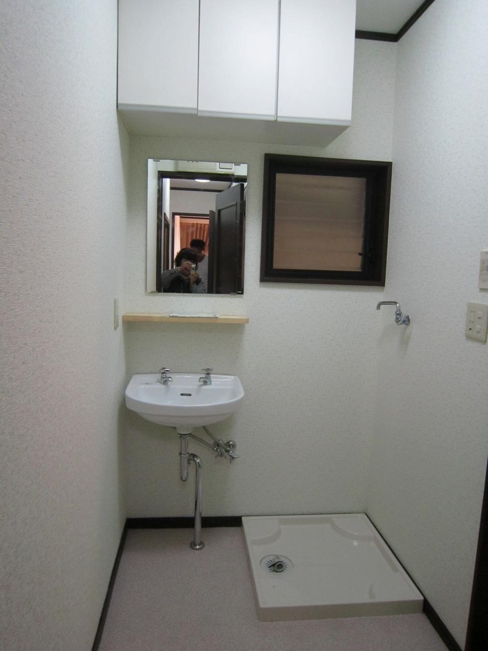 Wash basin, toilet