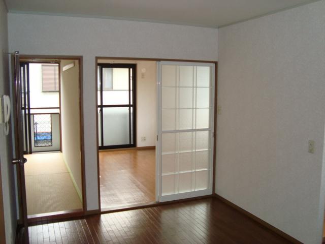 Living and room. Spacious available room