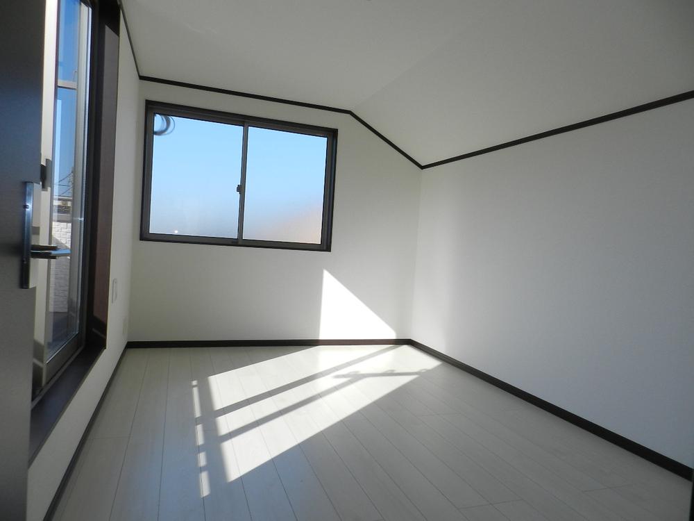 Non-living room. The third floor Western-style sun per ・ View is good. And the third floor is open in wide balcony