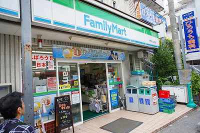 Convenience store. FamilyMart wood Zhongshan Station store up (convenience store) 387m