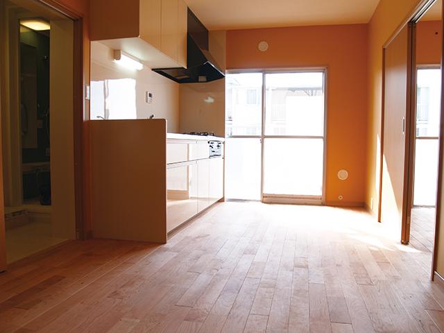 Kitchen. It is in the organic cafe-style specification of using solid wood.  In calm color, It was the image of a space of peace after his return.